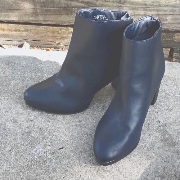 Black Booties 7.5 Forever 21 - Picture 1 of 4